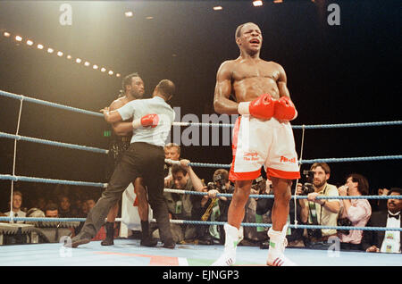 Aktion von Chris Eubank V Nigel Benn Kampf im NEC in Birmingham. 18. November 1990Die Ringrichter den Kampf als Chris Eubank seinen Sieg über Nigel Benn NEC in Birmingham feiert. 18. November 1990 *** lokalen Caption *** Watscan--30.04.2010 Stockfoto