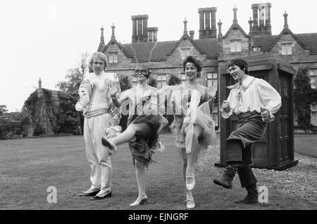 Schauspieler Peter Davison als der 5. Doctor Who (von links nach rechts) mit Sarah Sutton als Nyssa, Janet Fielding als Tegan und Matthew Waterhouse als Adric gesehen hier bei Buckhurst House, Withyham, East Sussex, Dreharbeiten Teil der Geschichte mit dem Titel The Black Orchid. 8. Oktober 1981 Stockfoto