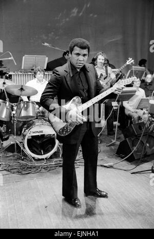 Muhammad Ali der Pop-Star. Welt-Schwergewichts-Boxweltmeister Muhammad Ali ist der Star der Nächstenliebe-Varieté-Show zugunsten der ehemalige britische und Empire-Schwergewichts-Champion Joe Erskine im Rainbow Theatre, Finsbury Park. Januar 1979 79-0250-002 Stockfoto