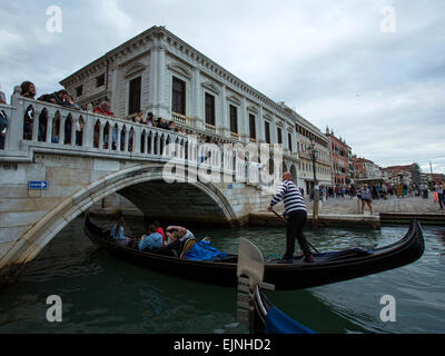 Venedig Gondel unter Fußgängerbrücke Lagune Stockfoto