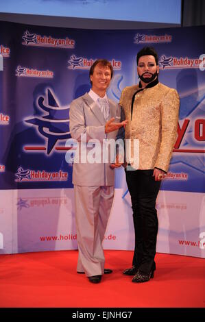 Harald Gloeoeckler seine Kostüme für die Holiday on Ice Show zu fördern.  Mitwirkende: Norbert Schramm, Harald Glööckler wo: Berlin, Deutschland bei: 25 Sep 2014 Stockfoto