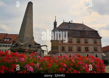 Brunnen und Stadthaus in der Altstadt, Koenigshofen, Deutschland Stockfoto