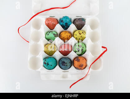 Ostereier. Farbig lackiert Wachtel Eiern in einem Karton. Stockfoto