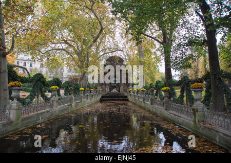 Maria Medici Brunnen in den Jardin du Luxembourg im Herbst Stockfoto