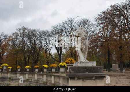 In den Jardin du Luxembourg im Herbst Stockfoto