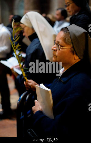 Israel, Jerusalem 29. März. Christliche Gläubige versammeln sich in der Kirche des Heiligen Grabes, traditionell von vielen geglaubt wird, um den Ort der Kreuzigung und Grablegung Jesu Christi, während am Palmsonntag in der Jerusalemer Altstadt, Sonntag, 29. März 2015 sein. Palmsonntag ist für Christen Jesus Christus Eingang in Jerusalem als seine Anhänger Palmzweige auf seinem Weg, vor seiner Kreuzigung legten. Stockfoto