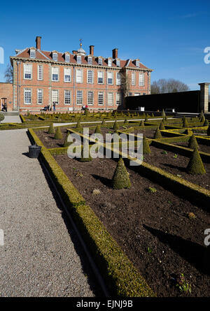 Hanbury Hall - Seitenansicht betrachtet in Parterre Stockfoto