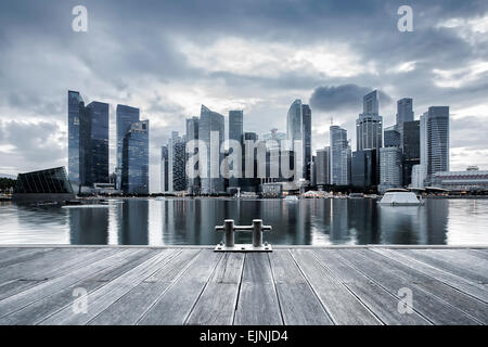 Skyline von Singapur gesehen vom pier Stockfoto