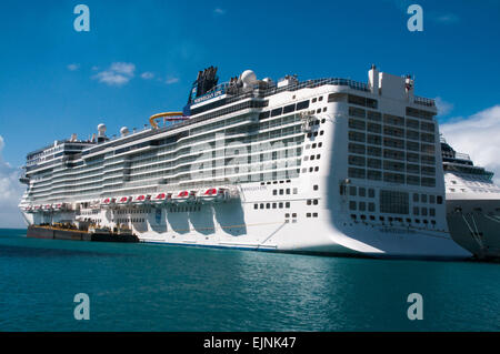 Kreuzfahrtschiff "Norwegian Epic" in den Hafen von Philipsburg auf Sint Maarten in der Karibik. Stockfoto