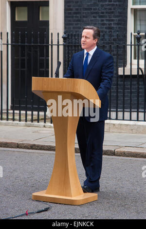 Downing Street, London, UK. 30. März 2015. Der britische Premierminister David Cameron befasst sich mit die Presse nach seinem Besuch der Königin zu den Parlamentswahlen am 7. Mai 2015 bekanntgeben. Bildnachweis: Paul Davey/Alamy Live-Nachrichten Stockfoto