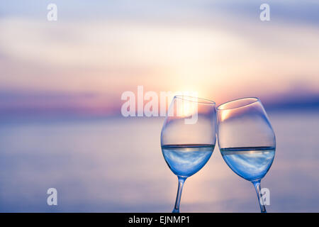 Toasten mit Wein Stockfoto