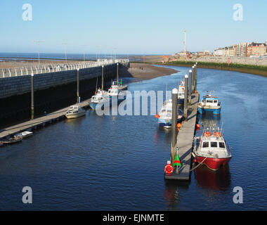 Boote vertäut am Yachthafen in Kimnel Bay, Rhyl in Wales die Drachenbrücke entnommen. Stockfoto