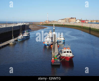 Boote vertäut am Yachthafen in Kimnel Bay, Rhyl in Wales die Drachenbrücke entnommen. Stockfoto