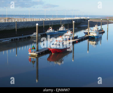 Boote vertäut am Yachthafen in Kimnel Bay, Rhyl in Wales die Drachenbrücke entnommen. Stockfoto