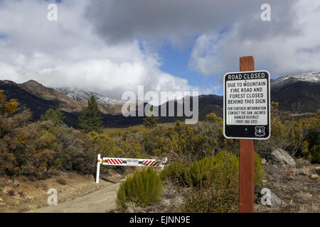 Berg Szene Barriere über Schild Achtung Straßensperrung wegen Berg Feuer Kalifornien USA Stockfoto