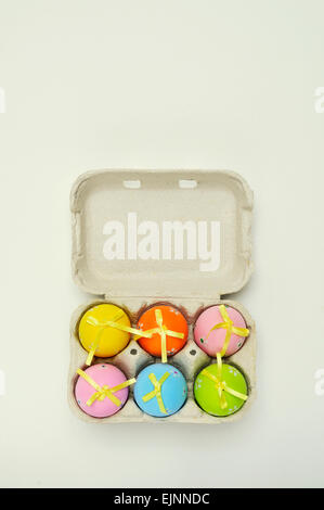 High-Angle Schuss ein Eierkarton voller dekorierte Ostereier in verschiedenen Farben Stockfoto