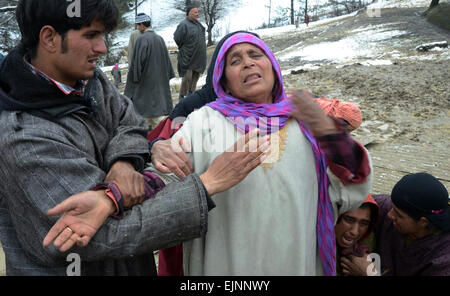 Srinagar, indische verabreicht Kaschmir. 30. März 2015. Kashmiri Dorfbewohner weint in der Nähe von einem verletzten Pferd in der Nähe eines beschädigten Hauses nach Erdrutschen wegen starker Regenfälle im Dorf Laden am Chadoora einige 40 km. Erdrutsche sind mindestens 15 Menschen begraben, wie Hunderte nach starkem Regen ausgelöst Überschwemmungen durch die bergige Gegend aus ihren Häusern geflohen. Polizei und Zeugen sagten, Erdrutsche mindestens vier Häuser in Chadoora, die schlimmsten Kollisionsbereich der Himalaya-Region begraben hatte, wo Hunderte getötet wurden, in die verheerenden Überschwemmungen im September letzten Jahres. Bildnachweis: Sofi Suhail/Alamy Live-Nachrichten Stockfoto