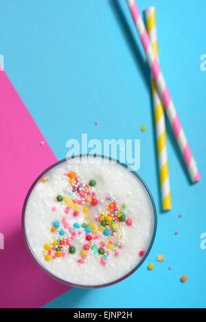 Glas Milch und Papier Stroh Stockfoto