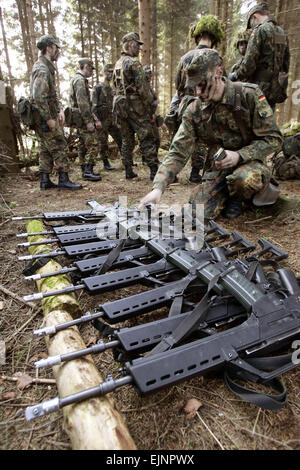 Schwarzenborn, Deutschland. 14. April 2005. (Dpa-Datei) - das Bild, datiert 14. April 2005, zeigt ein Soldat der Bundeswehr G36-Gewehre auf dem Boden liegend, während die militärische Grundausbildung in der Knuell-Kaserne in Schwarzenborn, Deutschland, 14. April 2005 zu kontrollieren. Im Hintergrund wird eine militärische Ausbilder Wehrpflichtige angewiesen. © Dpa/Alamy Live-Nachrichten Stockfoto