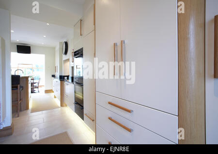 Eine moderne Creme Küche in einem Haus im Vereinigten Königreich. Stockfoto