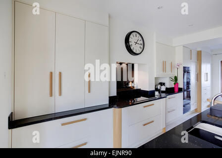Eine moderne Creme Küche in einem Haus im Vereinigten Königreich. Stockfoto