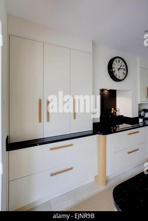 Eine moderne Creme Küche in einem Haus im Vereinigten Königreich. Stockfoto