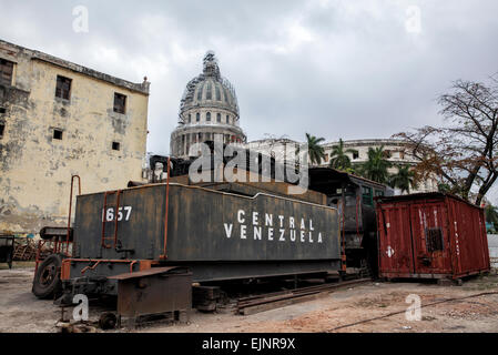 Alte amerikanische Dampfmaschine Glanz vor dem Capitolio in Havanna in Kuba Gebäude repariert wird Stockfoto