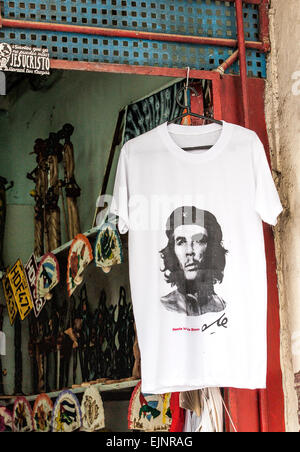 Verkauf von Artikeln für Touristen wie Che-Guevara-T-Shirts und falsche Nummernschilder Ladenfront Stockfoto