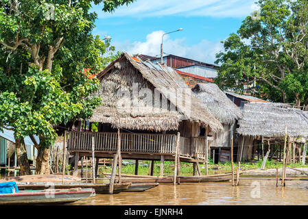 Kleine Hütten auf Stelzen im Amazonas in Tamshiyacu in der Nähe von Iquitos, Peru Stockfoto