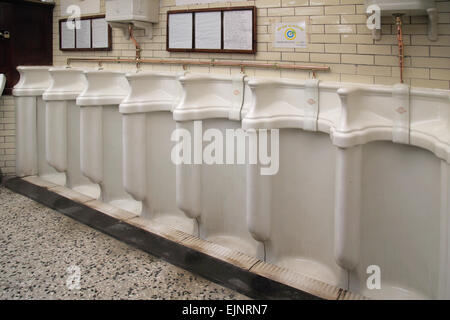 Urinale in den Herren-Toiletten in der Altstadt Rumpf yorkshire Stockfoto