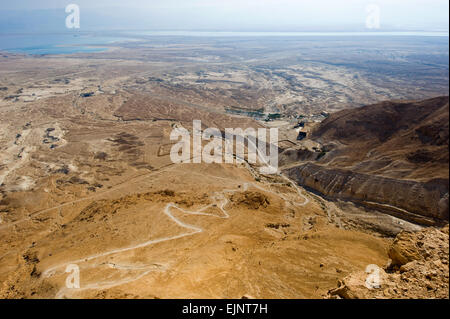 Blick von Masada in Israel zum Toten Meer, mit "Nake-Pfad" wo Menschen nach oben klettern können. Stockfoto