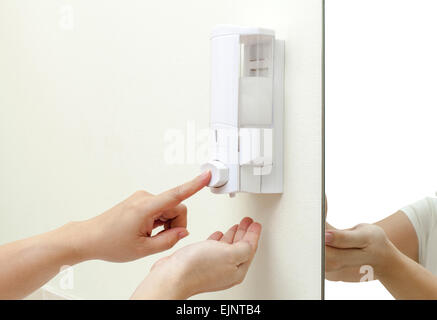 Frau die flüssige Seife, ihre Hand drücken Stockfoto