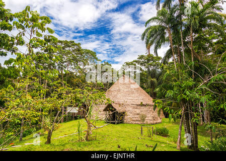 Traditionelle indigene Wohnung bekannt als ein Maloka im Amazonas-Regenwald in Brasilien Stockfoto