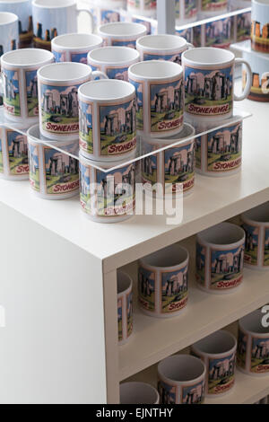 Geheimnisvolle Stonehenge Geschenk Tassen auf dem Display für Verkauf im Shop bei Stonehenge Visitor Centre, Stonehenge, Wilshire, UK im März Stockfoto