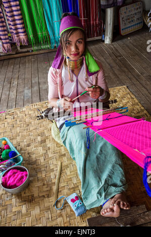 Szene aus Inle-See, Damen aus der Palung Hilltribe Stockfoto