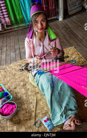 Szene aus Inle-See, Damen aus der Palung Hilltribe Stockfoto