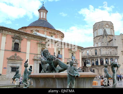 Fuente del Turia-Brunnen an der Plaça De La Mare de Déu (Plaça De La Seu) in der Nähe der Kathedrale in Valencia, Spanien Stockfoto