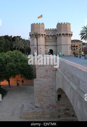 Torres de Serran (o) s oder Serrano Türmen, dem 14. Jahrhundert wichtigste Stadttor von Valencia, Spanien, gesehen von der Brücke Pont del Serrans Stockfoto