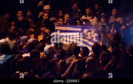 Lexington, Kentucky, USA. 28. März 2015. Universität von Kentucky Wildcats Fans versammelten sich entlang State Street Tanz um ein kleines Feuer winken eine blau-weiße britische Flagge beim feiern ihr Team 68-66 Sieg gegen die University of Notre Dame Fighting Iren in der Elite Eight Runde von der NCAA Männer Basketball-Turnier frühen Sonntag, März 29, 2015 in Lexington, KY, USA. Die Behörden sagten 18 Feiernden stadtweiten, festgenommen wurden, die meisten für öffentlicher Trunkenheit oder ordnungswidriges Verhalten, ohne größere Brände oder lebensgefährliche Verletzungen gemeldet. Bildnachweis: Apex MediaWire/Alamy Live-Nachrichten Stockfoto