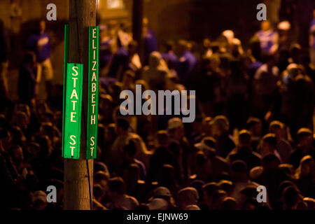 Lexington, Kentucky, USA. 28. März 2015. Rund 2.000 Fans der University of Kentucky Wildcats versammeln, um ihr Team 68-66 Sieg über der University of Notre Dame Fighting Irish in der Elite Eight Runde von der NCAA Männer Basketball-Turnier Anfang Sonntag, 29. März 2015 an der Kreuzung der State Street und Elizabeth Street in Lexington, KY, USA feiern. Die Behörden sagten 18 Feiernden stadtweiten, festgenommen wurden, die meisten für öffentlicher Trunkenheit oder ordnungswidriges Verhalten, ohne größere Brände oder lebensgefährliche Verletzungen gemeldet. Bildnachweis: Apex MediaWire/Alamy Live-Nachrichten Stockfoto