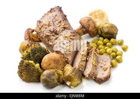 Fleisch essen Hintergrund. Roastbeef mit gegrilltem Gemüse isoliert auf weißem Hintergrund. Stockfoto