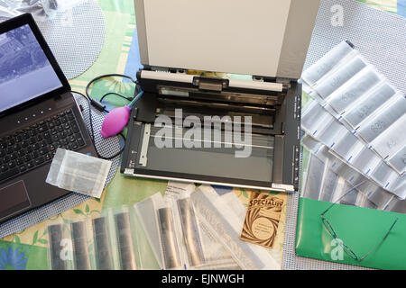 Laptop-Film-Scanner und negative auf einem Tisch wird gescannt und auf einen Computer für den Druck übertragen. Stockfoto