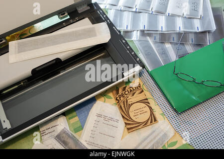 Laptop-Film-Scanner und negative auf einem Tisch wird gescannt und auf einen Computer für den Druck übertragen. Stockfoto