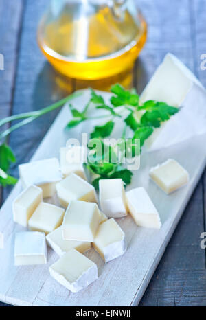 Camembert Käse an Bord und auf einem Tisch Stockfoto