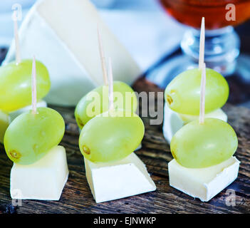 Camembert Käse mit grüne Traube auf dem Holzbrett Stockfoto