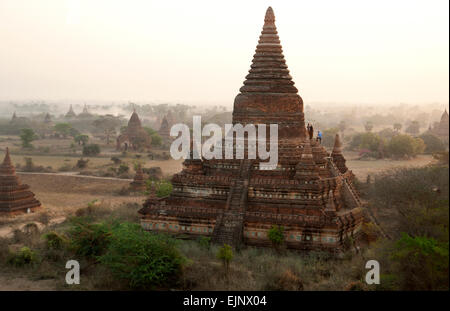 Touristen, die den Sonnenaufgang von hoch oben auf einem Tempel in Bagan Myanmar Burma Stockfoto