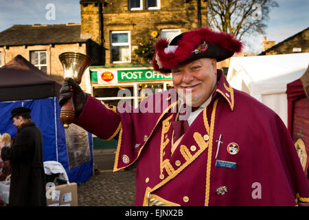 Großbritannien, England, Yorkshire, Grassington, Dickens Festival, Stadtausrufer Victor Watson seine Glocke läuten Stockfoto