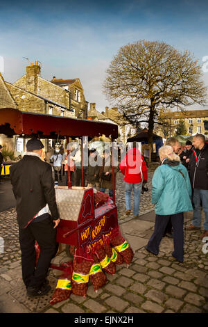 VEREINIGTES KÖNIGREICH; England; Yorkshire; Grassington; Dickens Festival; Hauptplatz; heiße Kastanien Verkäufer Stockfoto