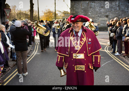 Großbritannien, England, Yorkshire, Grassington, Dickens Festival, Stadtausrufer Victor Watson führt Hebden Bridge Band Parade Stockfoto