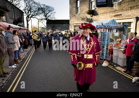 Großbritannien, England, Yorkshire, Grassington, Dickens Festival, Stadtausrufer Victor Watson führt Hebden Bridge Band Stockfoto